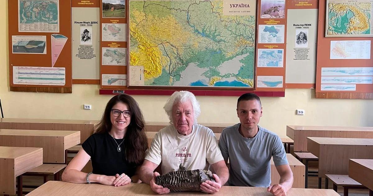 Прикордонник вирішив передати зуб мамонта зі Стрию до ЛНУ Франка