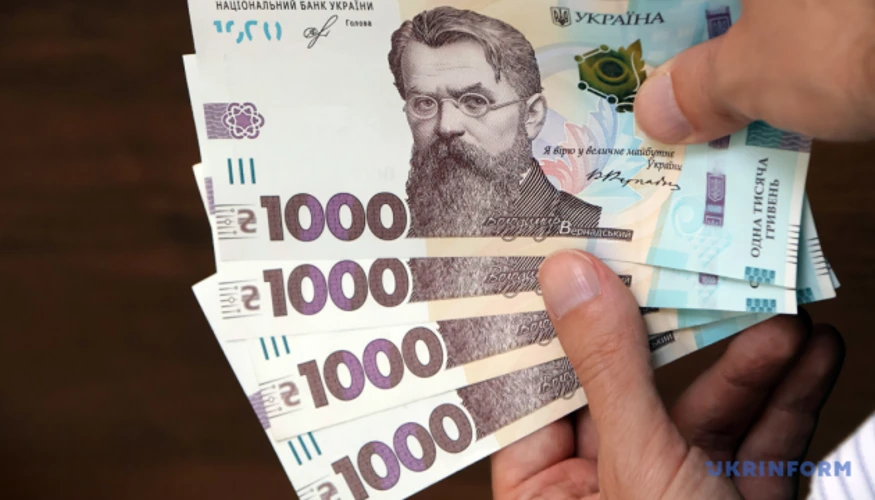 Серпнева зарплата в Україні: 31 892 грн і падіння на 1,1%