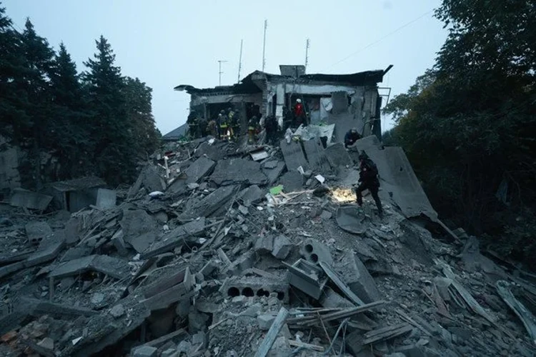 У Запоріжжі з-під завалів будинку після удару КАБами дістали жінку